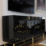 komoda Tamara styl Art Deco czarbe szkło lacobel i złote nogi