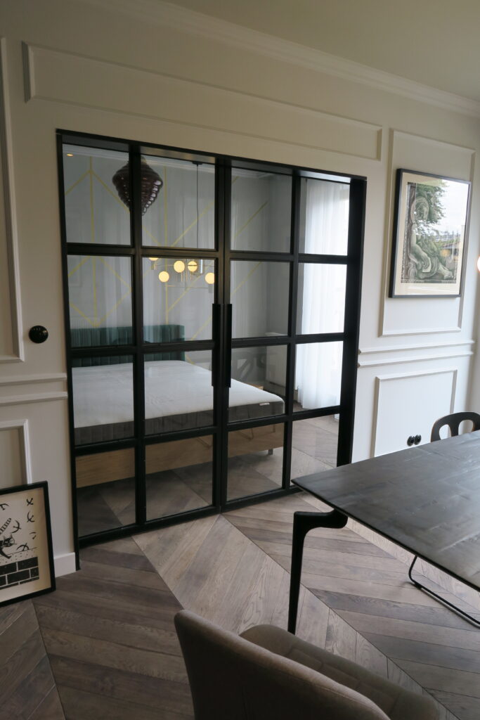 Metal and glass sliding doors Our metal doors can be integrated into fixed glass partitions or installed independently.