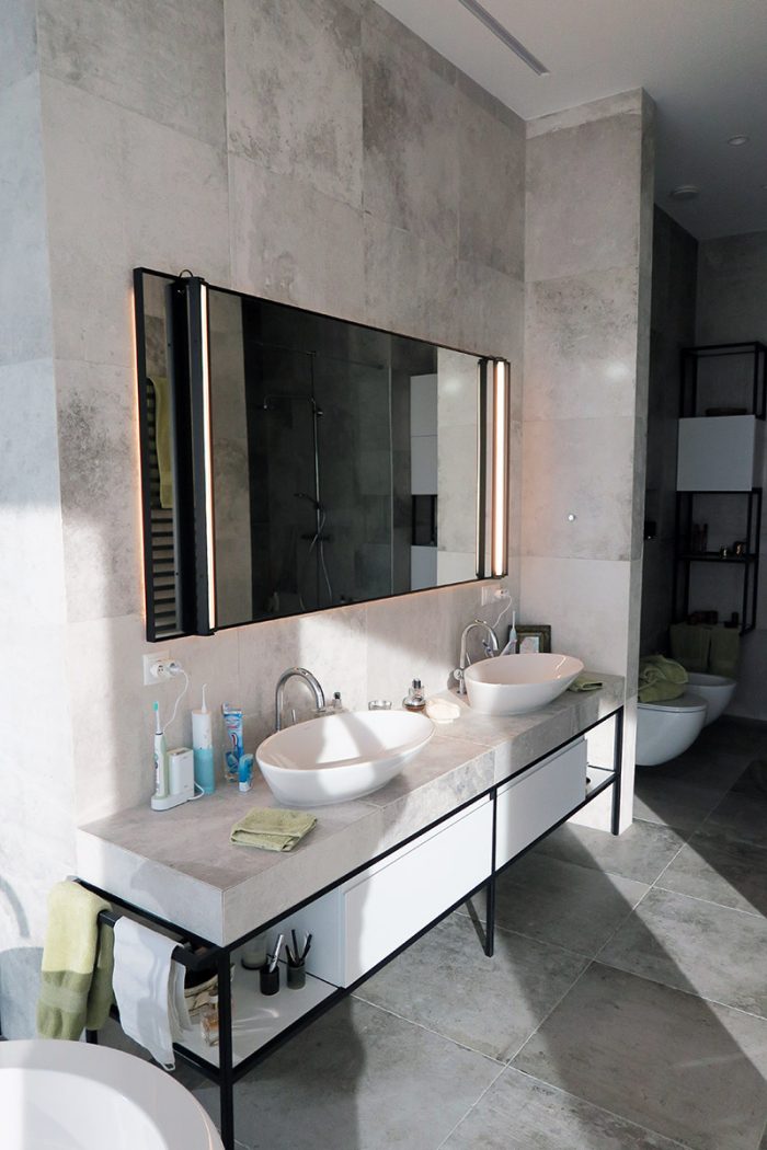 lustra łazienkowe w ramach metalowych