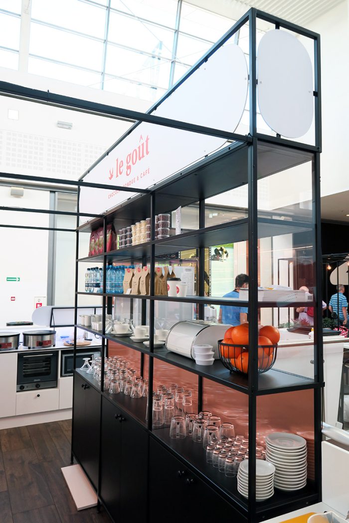 Bars and restaurant fittings for cafes, boutiques and pop-up stores.