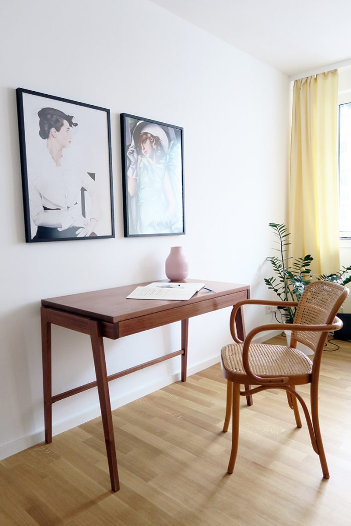 Schreibtisch Harold Dieser Schreibtisch besteht aus massivem Mahagoniholz und verfügt über eine große Schublade mit ausreichend Platz für Mappen und Schreibutensilien. Gemeinsam mit dem Sideboard Hazal und Beistelltischen aus massivem Mahagoniholz und handgedrechselten Beinen ist der Mid-Century Modern Look perfekt.