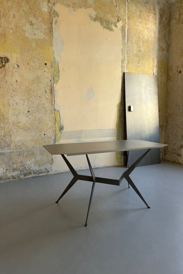 This handmade stainless steel table is a unique piece of furniture, made in a single piece to order. The design combines functionality with artistic flair – the shape of the base evokes a dynamic sculpture, making the table not only a practical piece of furniture but also a powerful decorative accent in any interior.